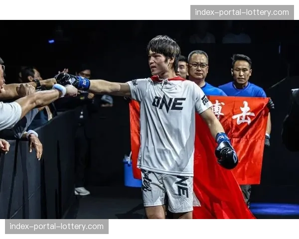 曲木溪福东京客场KO古木诚也，成为中国彝族首位踢拳世界冠军