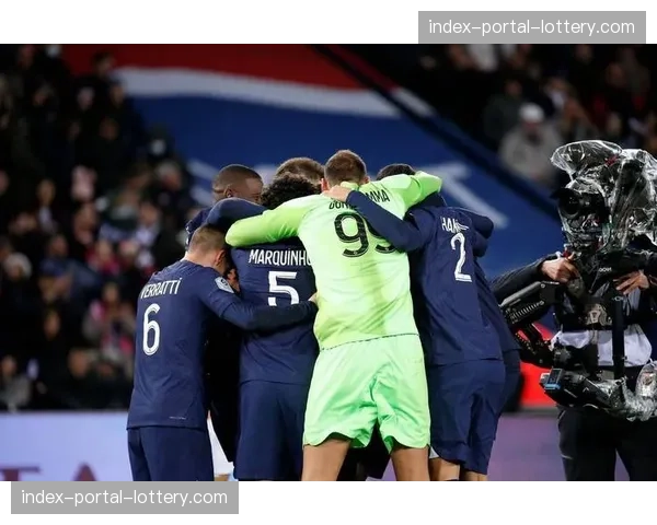 终场哨响，斯特拉斯堡老将费基尔跪地亲吻草皮