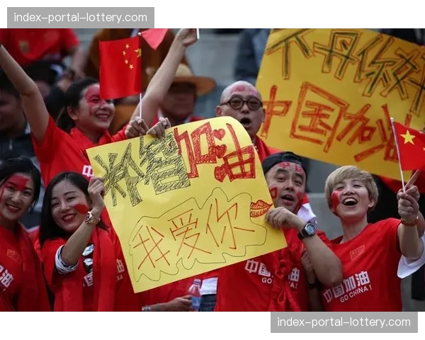 现场花絮：尼斯主场球迷抗议球队战绩，比赛中途展示巨型标语。