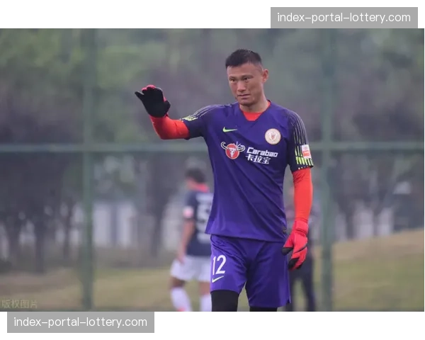 【2026年4月中超联赛·赛中·特写瞬间：老将谢场，37岁张呈栋绕场一周感谢远征的河北球迷